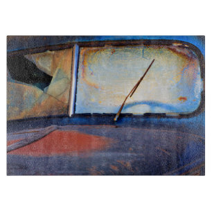 Windschutzscheibe eines alten rostigen Lastwagens Schneidebrett