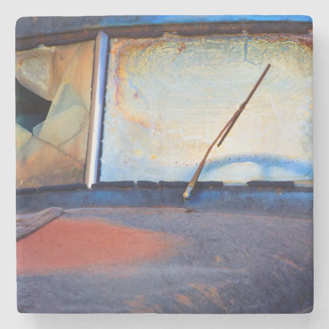 Windschutzscheibe eines alten rostigen Lastwagens Steinuntersetzer (Vorderseite)