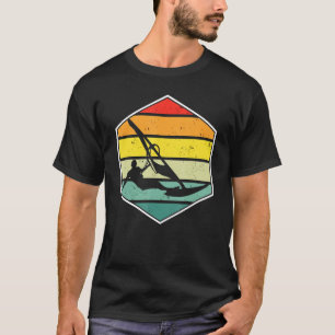 Windsurfer auf Surfbrett im Wasser bei Sonnenunter T-Shirt