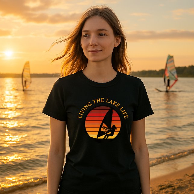 Windsurfing Girl Retro Sunset Lake Life Vorlage T-Shirt (Von Creator hochgeladen)