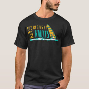 Windsurfing Life beginnt bei 25 Knoten Surfer Spri T-Shirt