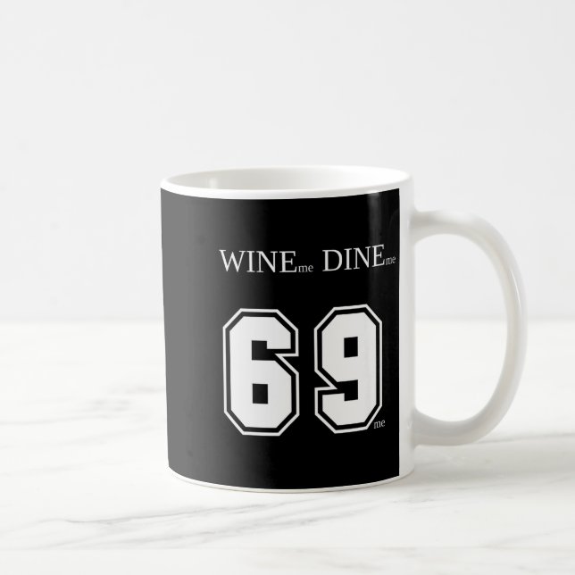 Wine Me Dine Me 69 Me Lustige Männer Mann Frau Fra Kaffeetasse (Rechts)
