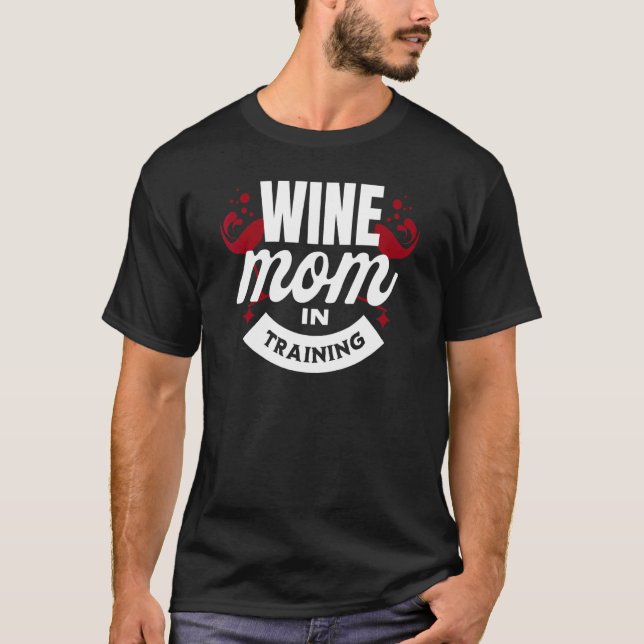 Wine Mom In Training Graphic   Saying   T-Shirt (Vorderseite)