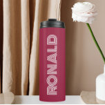 Wine Red Modern Typografy Personalisiert Name Thermosbecher<br><div class="desc">Behalt warme und kalte Getränke mit diesem trendigen,  isolierten Wärmeleiter,  der eine weinrote Farbe hat,  mit dem Namen,  der in weißer,  moderner Typografie gedruckt wurde. Bearbeiten Sie Ihren Thermalwäscher und ersetzen Sie den Namen mit dem gewünschten Namen. Ideal für ein Geburtstagsgeschenk,  Hochzeitsgeschenk,  Trauzeuge,  etc.</div>
