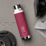 Wine Red Modern Typografy Personalisiert Trinkflasche<br><div class="desc">Eine trendige, vakuumisolierte Wasserflasche mit personalisiertem Namen in Weiß, moderner Typografie auf einem trendigen, weinroten Hintergrund. Stellen Sie die Flasche nach Belieben ein, indem Sie den Namen bearbeiten und nach Belieben den Namen durch Ihren eigenen Namen ersetzen. Ideal für ein Geburtstagsgeschenk, Hochzeitsgeschenk, Trauzeuge, etc. Wählen Sie Ihre Wasserflasche. Wählen Sie...</div>