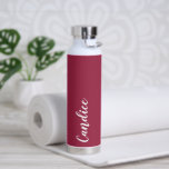 Wine Red Personalisiert Wedding Bridesmaid Trinkflasche<br><div class="desc">Geschenke deine Hochzeitsjury oder Trauzeugin mit dieser trendigen,  vakuumisolierten Wasserflasche,  die ihren Namen in weißem,  stilisiertem Schrift auf einem weinroten Hintergrund zeigt,  der zu deinem Hochzeitsfarbenschema passt. Stellen Sie die Flasche nach Belieben durch Bearbeiten und Ersetzen des Namens durch Ihren eigenen Namen ein. Wählen Sie Ihre Wasserflasche.</div>