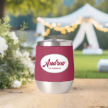 Wine Red Stylized Wedding Trauzeuge Name<br><div class="desc">Gönnen Sie Ihrem Hochzeitsreisenden einen Trauzeuge mit diesem personalisierten Edelstahl-Edelstahlwascher,  der in einem weißen,  ovalen Design in einem stilisierten Drehbuch seinen Namen trägt. Hintergrundfarbe und Skript ist ein Wein rot. Personalisieren Sie Ihren Weinwäscher,  indem Sie den Namen mit dem gewünschten Namen bearbeiten und ersetzen. Erhältlich in vielen beliebten Hochzeitsfarben.</div>