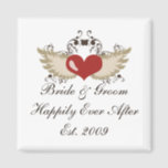 Wingherz Custom Bride Groom Wedding Magnet<br><div class="desc">Ein geflügeltes Herz in roten, schokoladenbraunen und neutralen Farben auf schönen Hochzeitsgeschenken und Kleidung für Braut und Bräutigam. Fügen Sie den Namen des Bräutigams und der Braut und das Jahr der Ehe zu diesen niedlichen und hübschen glücklichen Ever After Established In Jahr der Ehe Geschenke und T - Shirt für...</div>