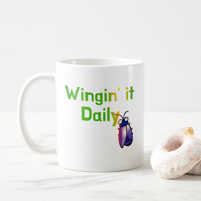 Wingin It Daily Funny Bug Humor Kaffeetasse (Mit Donut)