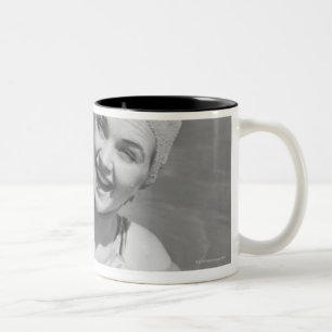 Winkende Frau Zweifarbige Tasse