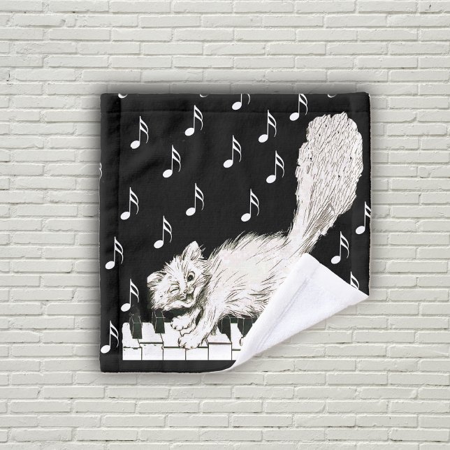 Winking Fluffy White Cat Wandern auf Klaviertasten Waschlappen (White winking cat walking on piano keys music notes on black bath washcloth.)