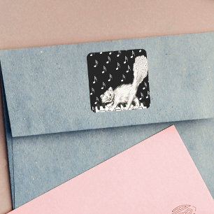 Winking White Cat Fluffy Schwanz auf Klaviertasten Quadratischer Aufkleber