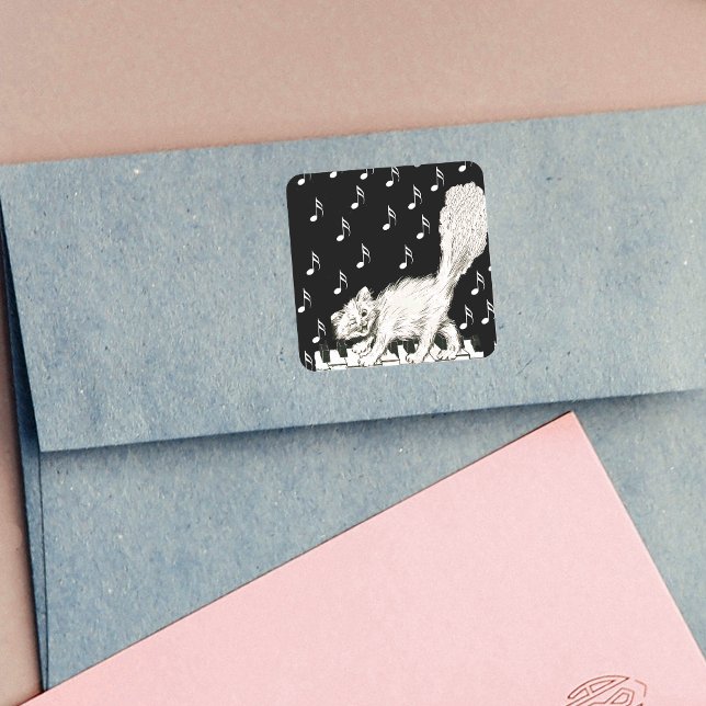 Winking White Cat Fluffy Schwanz auf Klaviertasten Quadratischer Aufkleber (Winking cute white cat walking on piano keys white music notes on black square sticker.)