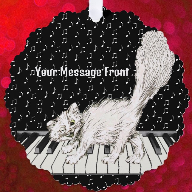 Winking White Cat Wandern auf Piano-Musiknoten Ornament Karte (Winking white cat walking on piano keys on black and white ornament card with music notes.)