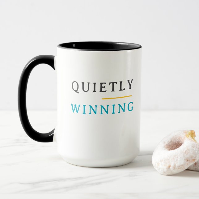 Winning Quietly – Minimal Typography  Tasse (Mit Donut)