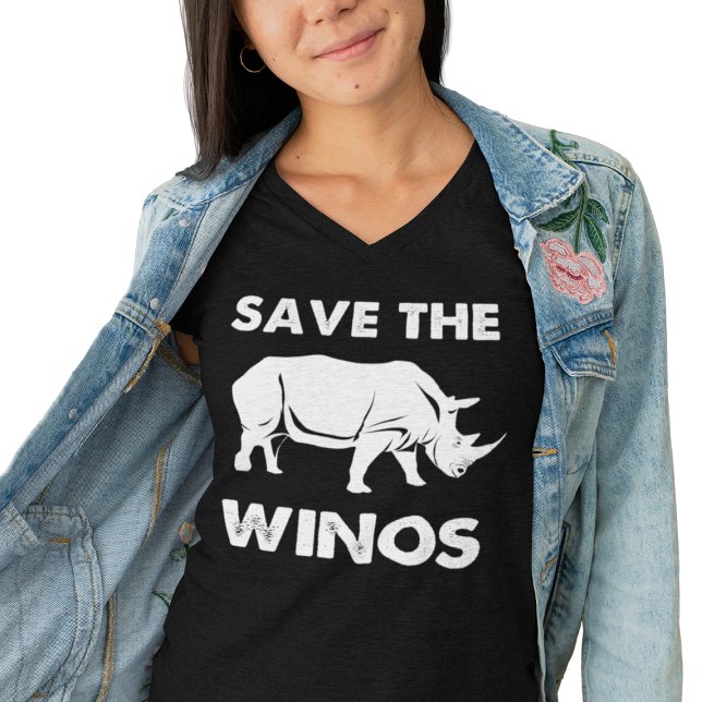 Winos mit Rhinoceros gerettet T-Shirt ("Save the Winos" funny t-shirt featuring a rhino graphic, worn by a smiling woman.)