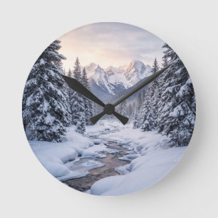 Winter am schneebedeckten Berg Runde Wanduhr