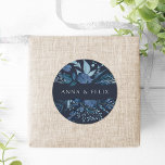 Winter Azure | Personalisierte Botanische Hochzeit Runder Aufkleber<br><div class="desc">Mit diesen eleganten botanischen Hochzeitsaufklebern mit Ihren Namen,  die von einer Ober- und Untergrenze des winterlichen Wasserfarbenwalbs in Blau gerahmt sind,  können Sie Ihre Einladungs-Kuverts oder Favoriten Siegel. Koordiniert mit unserer Winter Azure Hochzeitskollektion.</div>