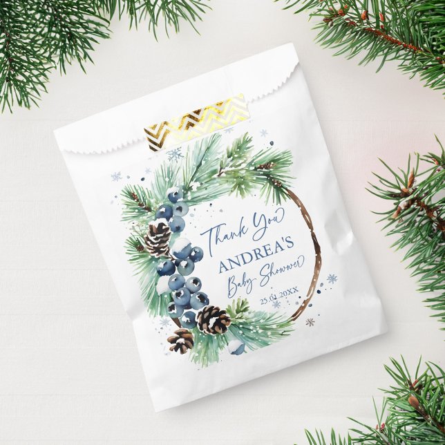 Winter Baby-Dusche Schneekiefern Gefallen Geschenktütchen (Winter baby shower snowy pines wreath favor bag watercolor blue winter berries pine cones )