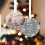 Winter Baby's First Christmas Snowflakes Foto Ornament<br><div class="desc">Dieses süße Design bietet Schneeflocken in Weiß und Silber mit Platz für ein Foto zum Gedenken an die 1. Weihnachtszeit des Babys! Die Kollektion der Koordinationsprodukte ist in unserem Shop, zazzle.com/store/doodlelulu, erhältlich. Kontaktieren Sie uns, wenn Sie dieses Design für ein bestimmtes Produkt verwenden möchten, um Ihr eigenes, einzigartiges Passwort zu...</div>