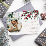 Winter Berry Script Christmas Ein Foto Arch Folien Feiertagskarte<br><div class="desc">Gönnen Sie Ihren Freunden und Ihren Lieben ein frohes Weihnachtsfest in dieser Urlaubssaison mit dieser modernen,  eleganten Folienkarte mit Aquarellbeeren,  botanischen Blattstielen,  einem Foto Ihrer Familie und einem Feiertagsgruß,  den Sie persönlich machen können.</div>
