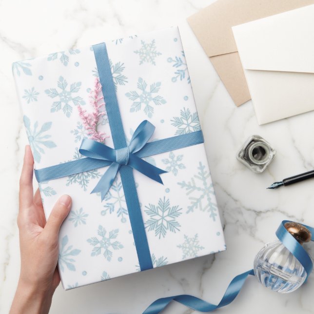 Winter Blue Snowflakes Wrapping Paper Geschenkpapier (Schenken)