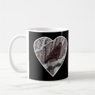 Winter-Bussard auf schneebedecktem Ast im Herzrahm Kaffeetasse
