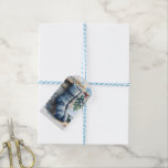 Winter Christmas Blue Socks Berries Geschenkanhänger<br><div class="desc">Ein schönes Bild von weihnachtblauen Wollsocken und Beeren Weiße Textur Hintergrund mit blauem Text auf der Rückseite.</div>