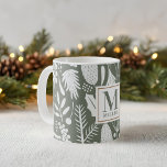 Winter Christmas Folies Familie Monogram Green Kaffeetasse<br><div class="desc">Individuell gestaltete mit Monogramm Kaffee-/Teezubereiter-Tasse mit festlichem Weihnachtsfoliendesign.</div>