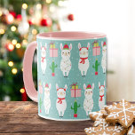 Winter Christmas Llamas | Urlaub Tasse<br><div class="desc">Dieses Design zeigt sich als Muster von Weihnachtslamas mit Weihnachtsbeleuchtung,  Geschenken und Kakteen Pflanze und Schneeflocken im Hintergrund.</div>