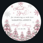Winter Christmas Pink Baby Dusche Danke Runder Aufkleber<br><div class="desc">Zeigen Sie Ihre Dankbarkeit im Stil mit den Winter Weihnachtsbaum-Schneeflocken Pink Baby Dusche Vielen Dank Square Sticker. Mit einem hübschen rosa Hintergrund, geschmückt mit eleganten Weihnachtsbäumen und zarten Schneeflocken, prägt dieser Aufkleber wunderbar das Wesen einer gemütlichen Winterfeier. Ideal zum Abdichten von Dankeschön-Noten, Geschenktaschen oder Gastgeschenke, fügt es Ihrer Wertschätzung eine...</div>