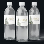Winter Christmas Tree Baby Dusche Wasserflaschenetikett<br><div class="desc">Entspannen Sie mit unserer Baby-Dusche,  die mit unserem charmanten Baby-Label "Cold Outside Baby Shower" bedruckt ist. Diese individuell gestaltbaren Etiketten sind mit bezaubernden Babymotiven geschmückt und sorgen für eine Touch Laune. Personalisieren Sie sich,  um eine angenehme Atmosphäre zu schaffen,  die Ihre Erfrischungen so schön wie erfrischend macht! BS563</div>