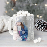Winter Erinnerungen Schneeflocken Zwei Fotos Tasse<br><div class="desc">Personalisieren Sie diesen festlichen Weihnachtskaffee oder die heiße Kakao-Tasse mit zwei Lieblings-Fotos und dem "Winter Erinnerungen"-Text. Das Design zeichnet sich durch ein weißes Winterschneeflockenmuster aus. Die neutrale,  graue Hintergrundfarbe kann individuell an Ihr Foto angepasst werden.</div>