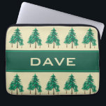 Winter Evergreens Outdoor-Enthusiast Personalisier Laptopschutzhülle<br><div class="desc">Dieses Design umfasst Gruppen von immergrünen Winterbäumen. Es ist eine wunderbare Geschenkidee für Naturliebhaber und für diejenigen,  die Erholung im Freien genießen. Bereit zur Personalisierung mit Ihrem Namen oder Initialen. Die Monogramm-Elemente können entfernt werden,  wenn Sie das Element ohne sie bevorzugen.</div>