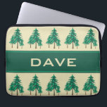 Winter Evergreens Outdoor-Enthusiast Personalisier Laptopschutzhülle<br><div class="desc">Dieses Design umfasst Gruppen von immergrünen Winterbäumen. Es ist eine wunderbare Geschenkidee für Naturliebhaber und für diejenigen,  die Erholung im Freien genießen. Bereit zur Personalisierung mit Ihrem Namen oder Initialen. Die Monogramm-Elemente können entfernt werden,  wenn Sie das Element ohne sie bevorzugen.</div>