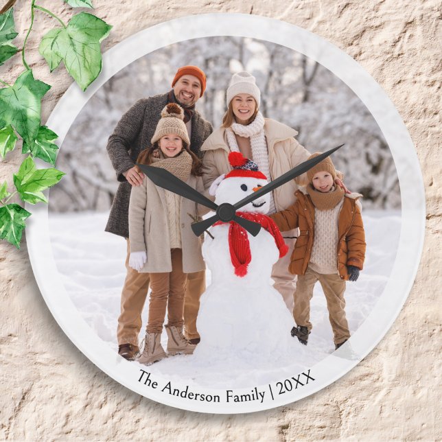 Winter Family Foto Personalisiert Weihnachten Große Wanduhr (A Christmas clock to personalize with a favorite photo, along with your name(s) and the year)