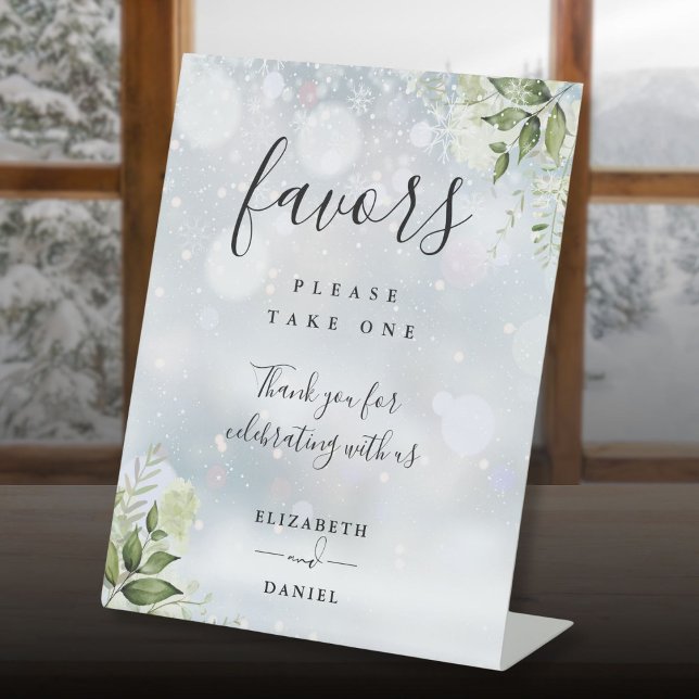 Winter Floral Greenery Moderne Skriptfavors Sockelschild (Winter Floral Greenery Modern Script Favors Pedestal Sign)
