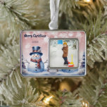 Winter Forest Snowman Foto | Pink Rahmen-Ornament Silber<br><div class="desc">Dekorieren Sie Ihren Baum in dieser Ferienzeit mit einem rosa Winterwald Snowman Weihnachtsfest Foto Holiday Gerahmt Ornament. Im Ornament-Design steht ein niedlicher Schneemann in einem Top-Hut in Schal stehend in einer Winterwaldszene mit fallendem Schnee. Mit diesem Design sind auch zusätzliche Geschenk- und Urlaubsartikel erhältlich.</div>