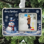 Winter Forest Snowman Foto Rahmen-Ornament Silber<br><div class="desc">Dekorieren Sie Ihren Baum in dieser Ferienzeit mit einem Winterwald Snowman Weihnachts-Foto Holiday Gerahmt Ornament. Im Ornament-Design steht ein niedlicher Schneemann in einem Top-Hut in Schal stehend in einer Winterwaldszene mit fallendem Schnee. Mit diesem Design sind auch zusätzliche Geschenk- und Urlaubsartikel erhältlich.</div>