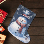 Winter Forest Snowman Großer Weihnachtsstrumpf<br><div class="desc">Fügen Sie Ihrem Kaminfeuer eine festliche Touch in dieser Urlaubssaison mit einem Winterwald Snowman Weihnachtsfest Strumpf. Im Strumpf Design finden Sie einen niedlichen Schneemann in einem bezaubernden Top-Hut und Schal stehend in einer Winterwaldszene mit fallendem Schnee und einem Raum, den Sie für Ihre Personalisierung hinzufügen können. Mit diesem Design sind...</div>