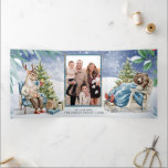 Winter Forest Storybook Tiere Trifold Card Dreifach Gefaltete Karte<br><div class="desc">Diese dreifach geflieste Weihnachtskarte ist voller Waldcharme. Das Design besticht durch eine Schneewaldszene mit Karolingbüschen,  einem Pullover mit Hirschschlängeleifer und einem Bär,  der ein langes Nickerchen im Winter benötigt. Sie können mit Ihrem Namen und dem Foto Ihrer Familie im Inneren personalisieren.</div>