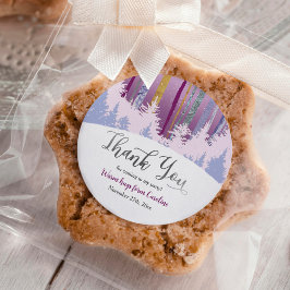 Winter Geburtstag Blau Lila mit Schneebäumen Runder Aufkleber