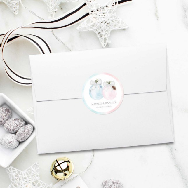 Winter Gender Reveal Baby Shower Runder Aufkleber (Christmas Gender Reveal Round Sticker)