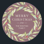 Winter Greenery Berries Wreath Christmas Burgundy Runder Aufkleber<br><div class="desc">Modernes und einfaches Weihnachtsaufkleber-Umschlag Aufkleber oder Weihnachtsgeschenketikett mit stilvollem Wintergrün und Beeren-Kranz auf bordeauxrotem Hintergrund. Fügen Sie einfach Ihren Familiennamen hinzu. Exklusiv für Sie entworfen von Happy Dolphin Studio. Wenn Sie Hilfe benötigen,  kontaktieren Sie uns bitte unter happydolphinstudio@outlook.com.</div>