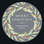 Winter Greenery Berries Wreath Christmas Dark Blue Runder Aufkleber<br><div class="desc">Modernes,  klassisches und einfaches Weihnachtsaufkleber-Umschlag Aufkleber oder Weihnachtsgeschenketikett mit stilvollem Wintergrün und Beeren-Kranz auf dunkelblauem Hintergrund. Fügen Sie einfach Ihren Familiennamen hinzu. Exklusiv für Sie entworfen von Happy Dolphin Studio. Wenn Sie Hilfe benötigen,  kontaktieren Sie uns bitte unter happydolphinstudio@outlook.com.</div>