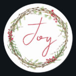 Winter Greenery Berries Wreath Christmas Joy Runder Aufkleber<br><div class="desc">Eleganter und moderner festlicher Umschlag Aufkleber oder Geschenkaufkleber für Weihnachten mit dem Text 'Joy' in roter Chic-Schrift-Kalligraphie und einem stilvollen Wintergrün und Beeren Kranz. Exklusiv für Sie entworfen von Happy Dolphin Studio. Wenn Sie Hilfe oder passende Produkte benötigen,  kontaktieren Sie uns bitte unter happydolphinstudio.com.</div>