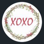 Winter Greenery Berries Wreath Christmas XOXO Runder Aufkleber<br><div class="desc">Eleganter und moderner festlicher Umschlag Aufkleber oder Geschenkaufkleber für Weihnachten mit dem Text 'XOXO' in roter Chic-Schrift-Kalligraphie auf weißem Hintergrund und einer stilvollen Touch von Wintergrün und Beeren Kranz. Exklusiv für Sie entworfen von Happy Dolphin Studio. Wenn Sie Hilfe oder passende Produkte benötigen, kontaktieren Sie uns bitte über unseren Shop...</div>