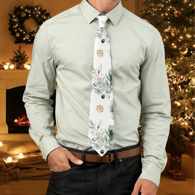 Winter Greenery Gold Snowflakes Weihnachten Krawatte (Custom Christmas necktie with winter greenery, pine branches, berries and gold snowflakes.)