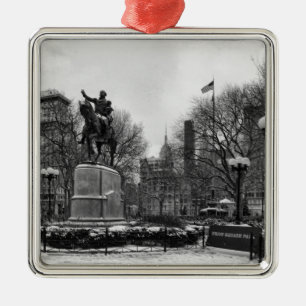 Winter in NYC's Union Square 001 Schwarz Weiß Ornament Aus Metall