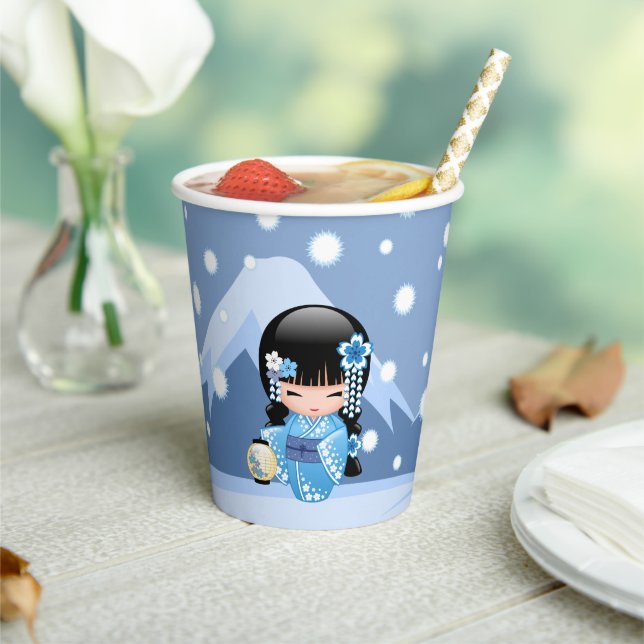 Winter Kokeshi Doll - Blue Mountain Geisha Girl Pappbecher (In Situ)